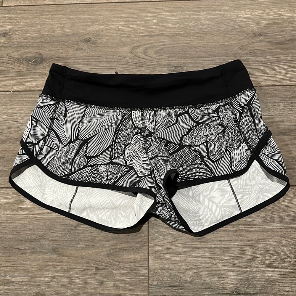 LULULEMON Speed Up Black and White Pattern Shorts Sz 6